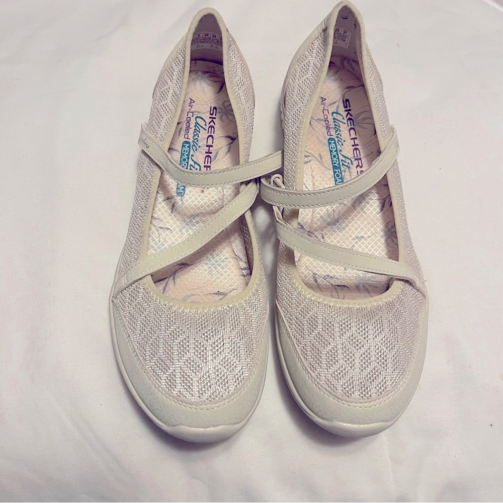 Skechers Women's Cream Flats - Picture 2 of 9